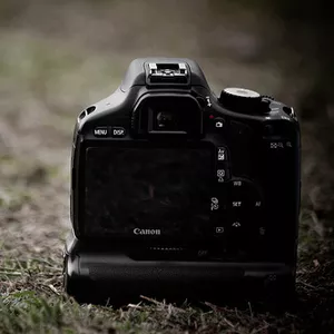 Vind sau Schimb Canon 550D + 50mm 1.8 + battery grip + 3 baterii 