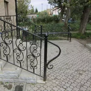 Constructii din metal forjat: porti,  usi,  balustrade,  chioscuri.