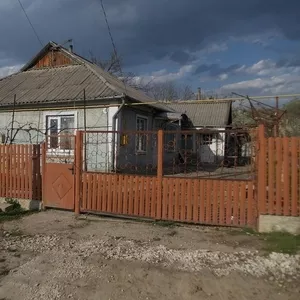 Продам 3-комнатный дом в центре города Леова