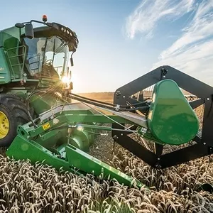 Recoltarea cerealelor cu combine in Moldova 